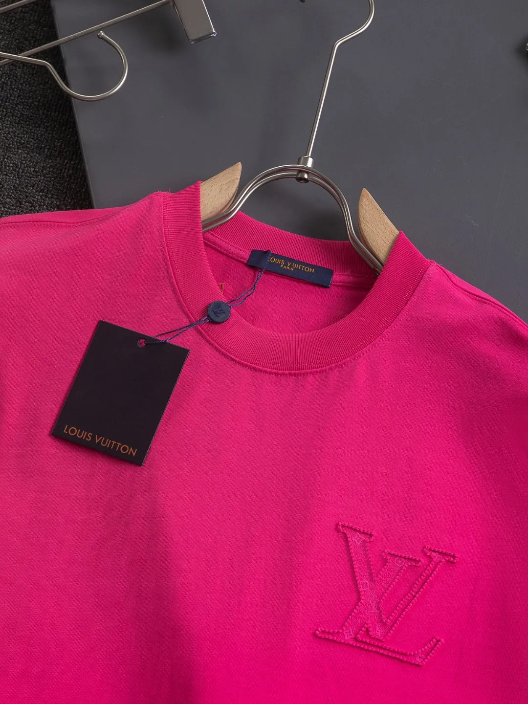 🅿️190 Louis Vuitton 1V slightly wide version S-Xl 25SS LV new product counter catwalk style, three-dimensional plain letter embroidery on the chest🪡logo, large logo embroidery on the back🪡logo short-sleeved T-shirt, same style for men and women! Short-sleeves are not the same as the general public, but must be unique and eye-catching. This LV short-sleeves is all about quality, comfort, consistent style, fashion, including fabrics and cutting techniques, all of which have been made with great effort! 320 grams of washed pure cotton fabric, pure cotton is breathable, very refreshing and comfortable for daily wear. The rib knitting on the neckline is smooth and tight, and the neckline will not be skewed if you toss it at will. The loose version, you will find that it looks really good on the upper body. The overall is minimalist and neat, super versatile for daily use! Pair it casually with a pair of pants for a youthful look. A T-shirt will make your outfit crazy. It is a fashionable item that can never go wrong! Black, white, rose red Size: S-XL Size chart: S: Shoulder width 50 - Bust 54 - Clothing length 70 M: Shoulder width 52 - Bust 56.5 - Clothing length 72 L: Shoulder width 54 - Bust 59 - Clothing length 74 XL: Shoulder width 56 - Bust 61.5 - Clothing length 76